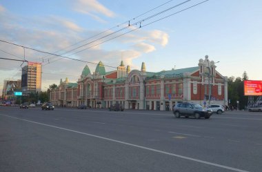 Şehrin tarihi bölümünde yaz yürüyüşü, Novosibirsk 'in mimari manzarası, Krasny Prospekt