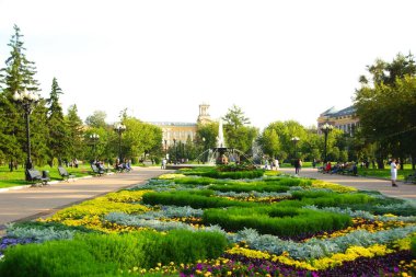 Şehrin tarihi bölümünde yaz yürüyüşü, mimari manzaralar, Kirov Şehir Meydanı