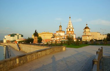 Şehrin tarihi bölümünde yaz yürüyüşü, mimari simgeler, Epifani Katedrali.