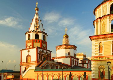 Şehrin tarihi bölümünde yaz yürüyüşü, mimari simgeler, Epifani Katedrali.