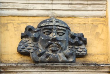 Şehrin tarihi bölümünde yaz yürüyüşü, mimari manzaralar, tiyatronun ön yüzü...