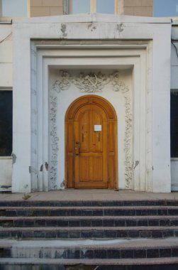 Şehrin tarihi bölümünde yaz yürüyüşü, mimari manzaralar, Lenin Caddesi 'ndeki binanın girişinin tasarımı.