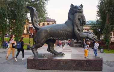 Şehrin tarihi bölümünde yaz yürüyüşü, mimari simgeler, şehir sembolü Babr anıtı.