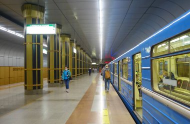 Novosibirsk 'teki Zolotaya Niva metro istasyonunun iç kısmı.