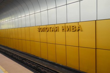 Novosibirsk 'teki Zolotaya Niva metro istasyonunun iç kısmı.
