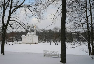 Soğuk bir kış gününde Tsarskoe Selo 'daki Catherine Park' ta yürüyüş, Türk Hamamı Pavyonu