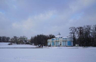 Soğuk bir kış günü Tsarskoye Selo, Grotto Pavyonu 'nda Catherine Park' ta yürümek