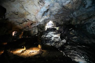 Büyüleyici dağ yürüyüşü ve karst mağarası Emine-Bair-Khosar teftişi
