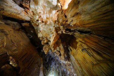 Büyüleyici dağ yürüyüşü ve karst mağarası Emine-Bair-Khosar teftişi