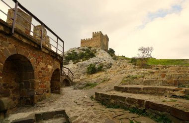 Kasım ayında sıcak bir sabah ve deniz kenarındaki Ortaçağ Ceneviz kalesine büyüleyici bir gezi.
