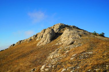 Güzel doğa, ılık bir sonbahar akşamı ve büyüleyici bir dağ yürüyüşü.