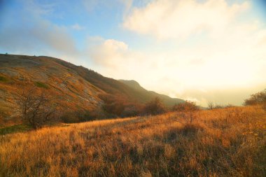 Güzel doğa, ılık bir sonbahar akşamı ve büyüleyici bir dağ yürüyüşü.