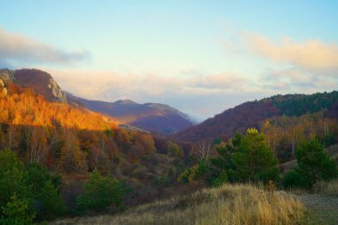 Güzel doğa, ılık bir sonbahar akşamı ve büyüleyici bir dağ yürüyüşü.