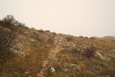 Büyüleyici dağ yürüyüşü Okarst mağaralarına, Chatyr-Dag sıradağlarına