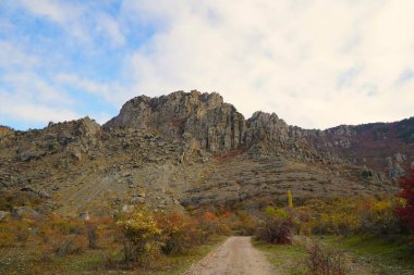 Büyüleyici dağ yürüyüşü ve sonbahar güneşli sabahı