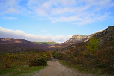 Büyüleyici dağ yürüyüşü ve sonbahar güneşli sabahı