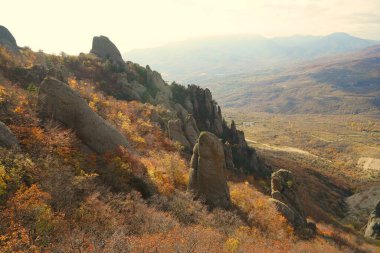 Sonbahar güneşli sabahı ve büyüleyici dağ yürüyüşü