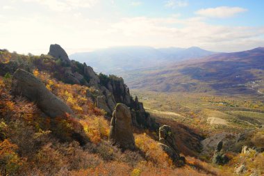 Sonbahar güneşli sabahı ve büyüleyici dağ yürüyüşü