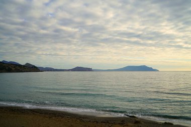 Büyüleyici bir dağ yürüyüşü, sonbahar güneşli bir sabah ve deniz kenarında bir dağ yolu.