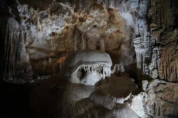 Захватывающая Горная Прогулка Осмотр Карстовой Пещеры Эмине Баир Хосар — стоковое фото