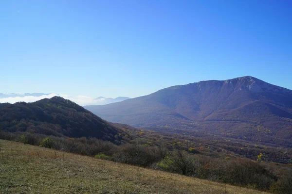 Sıcak Bir Sonbahar Akşamı Güzel Bir Doğa Büyüleyici Bir Dağ — Stok fotoğraf