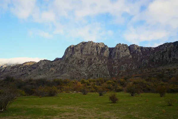 Συναρπαστικό Περπάτημα Στο Βουνό Και Ηλιόλουστο Πρωινό Φθινόπωρο — Φωτογραφία Αρχείου