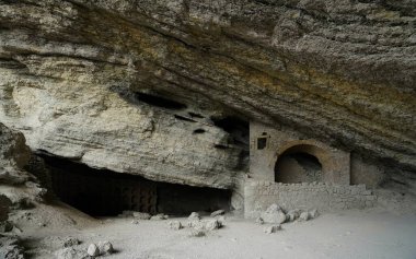 Büyüleyici bir dağ yürüyüşü, sonbahar güneşli bir sabah ve deniz kenarında bir dağ yolu.