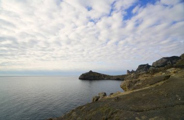 Büyüleyici bir dağ yürüyüşü, sonbahar güneşli bir sabah ve deniz kenarında bir dağ yolu.