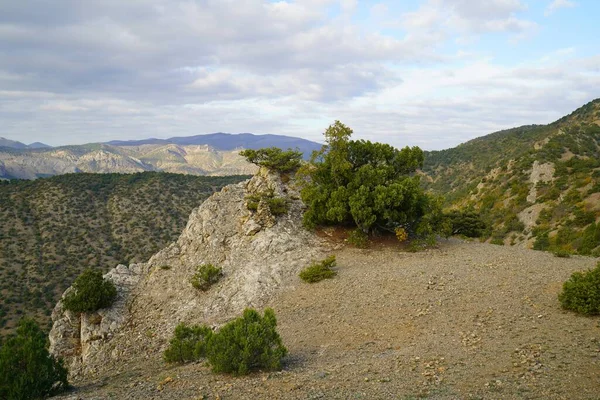 Una Mattinata Sole Autunnale Affascinanti Passeggiate Montagna Sentiero Riva Mare — Foto Stock