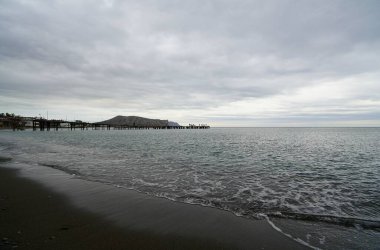 Sıcak bir sonbahar akşamı ve şehir plajı boyunca sakin bir yürüyüş.
