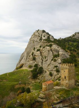 Sıcak bir sonbahar sabahı ve eski sahil kalesinin bölgesinde heyecan verici bir yürüyüş.