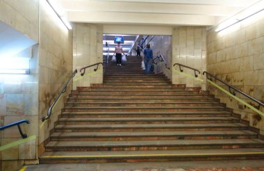 Novosibirsk 'teki Krany Prospekt metro istasyonunun iç kısmı.