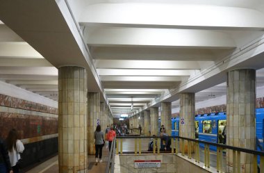 Novosibirsk 'teki Krany Prospekt metro istasyonunun iç kısmı.