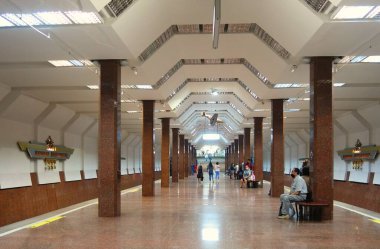 Novosibirsk 'teki Marshala Pokryshkina metro istasyonunun iç kısmı.