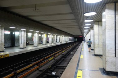 Novosibirsk 'teki Rechnoy Vokzal metro istasyonunun iç kısmı.