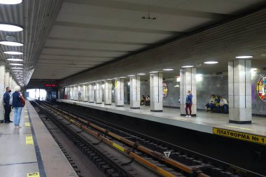 Novosibirsk 'teki Rechnoy Vokzal metro istasyonunun iç kısmı.