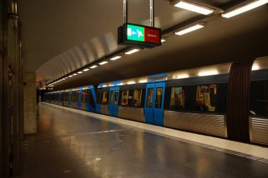 Stockholm 'deki Ostermalmstorg metro istasyonunun iç kısmı.