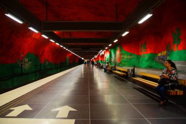 Stockholm 'deki Solna merkez metro istasyonunun iç kısmı.