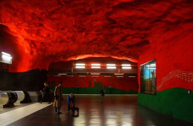 Stockholm 'deki Solna merkez metro istasyonunun iç kısmı.