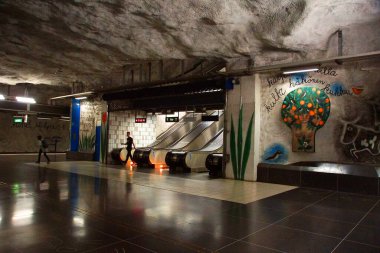 Stockholm 'deki Risssne metro istasyonunun iç kısmı.