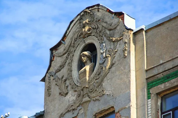 Şehir Merkezinde Art Nouveau Tarzı Bir Konut Binasının Balkonuna Sahip — Stok fotoğraf