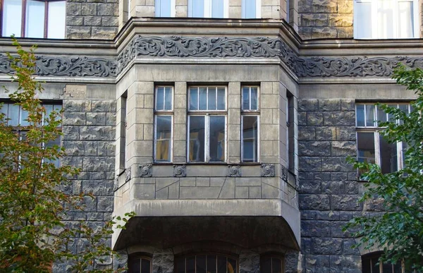Fragment Elewacji Balkonem Budynku Mieszkalnego Stylu Secesyjnym Centrum Miasta — Zdjęcie stockowe
