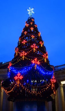 Kış sabahı ve yeni yıl şehir dekorasyonu, Kazan Katedrali yakınlarında yeni yıl ağacı
