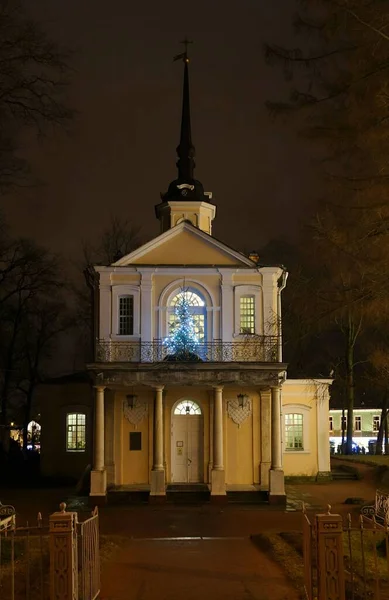 Winterochtend Nieuwjaar Stadsdecoratie Nieuwjaarsboom Kerk Van Het Teken — Stockfoto