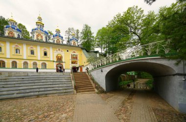 Kutsal Koğuş Pskov-Pechersky Manastırı 'na yolculuk