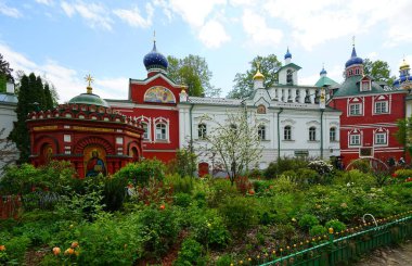 Kutsal Koğuş Pskov-Pechersky Manastırı 'na yolculuk