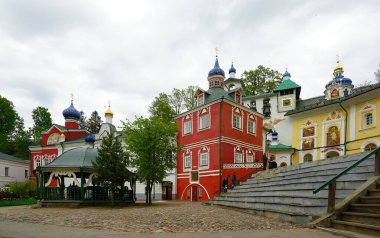 Kutsal Koğuş Pskov-Pechersky Manastırı 'na yolculuk