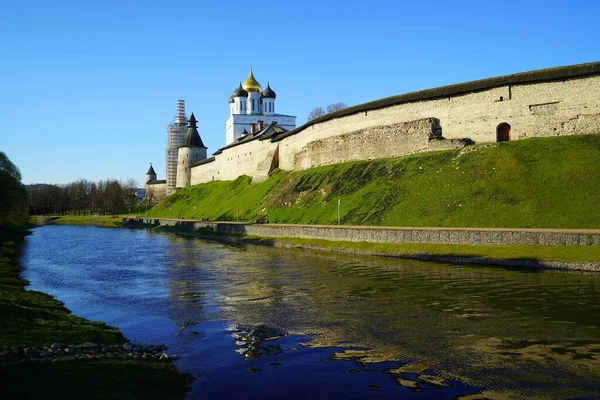Sakin bir sabah geçirebilir ve keyifli Pskov Kremlin 'in etrafında dolaşabilir