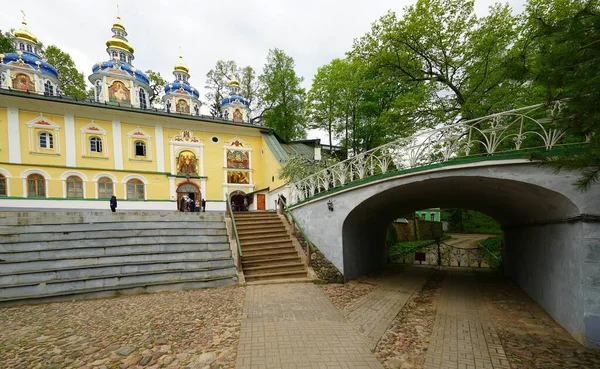Maj Wycieczka Świętego Śpiączka Psków Pechersky Klasztor — Zdjęcie stockowe