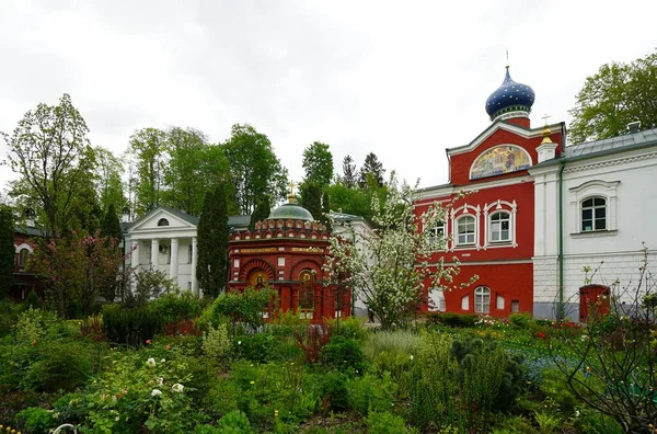 可前往Pskov Pechersky修道院 — 图库照片